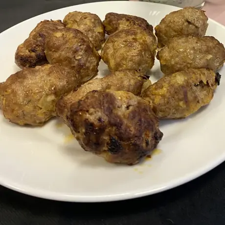 Cevapcici na białym talerzu