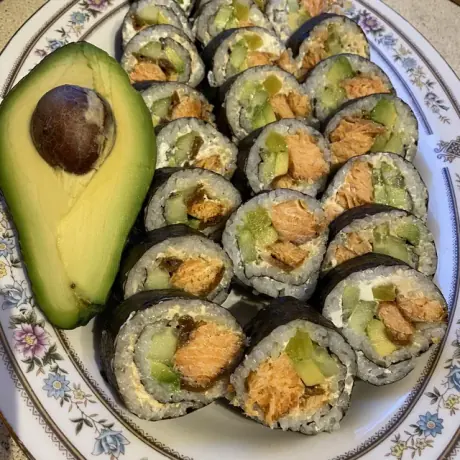 Sushi z łososiem i awokado na talerzu