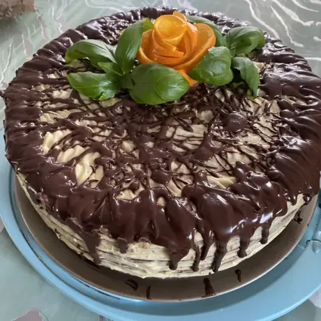 Tort z polewą czekoladową i różą z pomarańczy