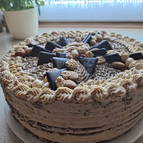 Tort z makiem, orzechami i kremem