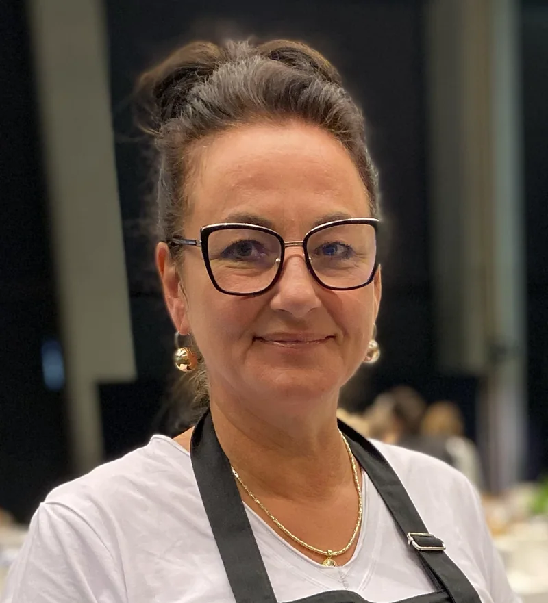 Maria Powichrowska w białej koszulce i fartuchu